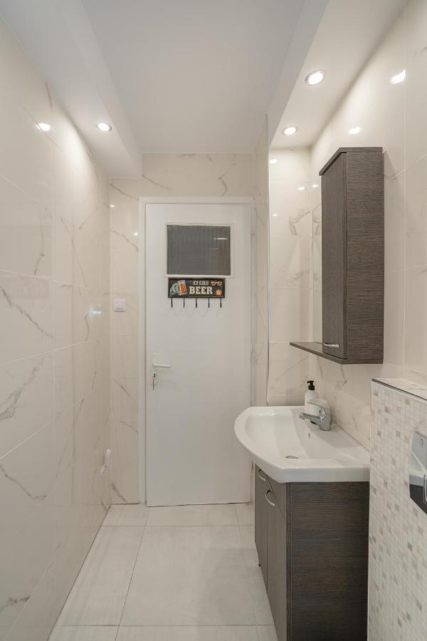 Comfy Apt Next To Metro Athens Exterior photo